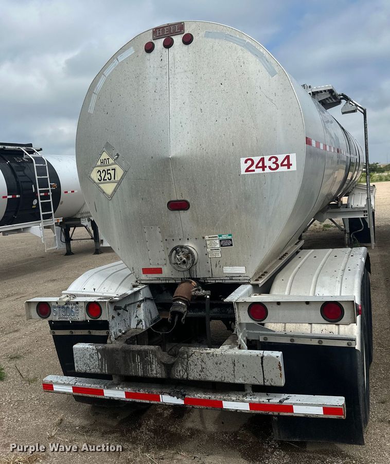 image for item EB2862 2002 Heil tank trailer