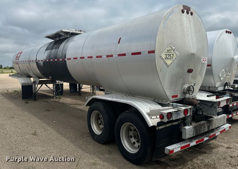 image for item EB2862 2002 Heil tank trailer