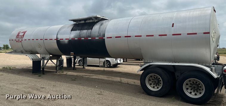 image for item EB2862 2002 Heil tank trailer