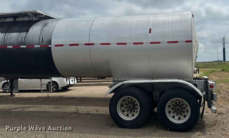 image for item EB2862 2002 Heil tank trailer