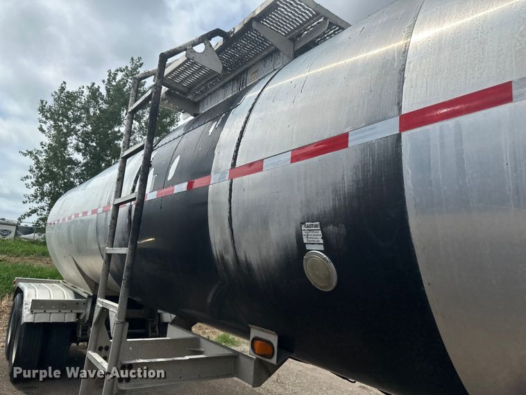 image for item EB2862 2002 Heil tank trailer