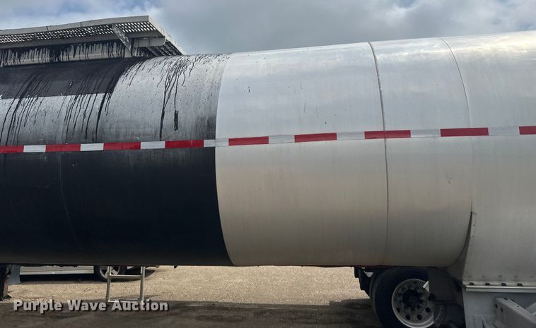 image for item EB2862 2002 Heil tank trailer
