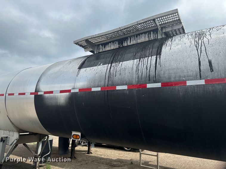 image for item EB2862 2002 Heil tank trailer