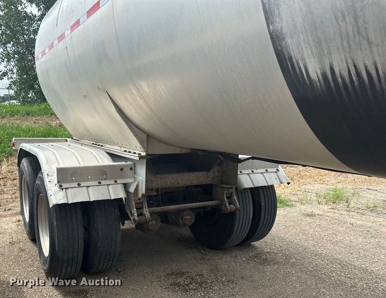 image for item EB2862 2002 Heil tank trailer