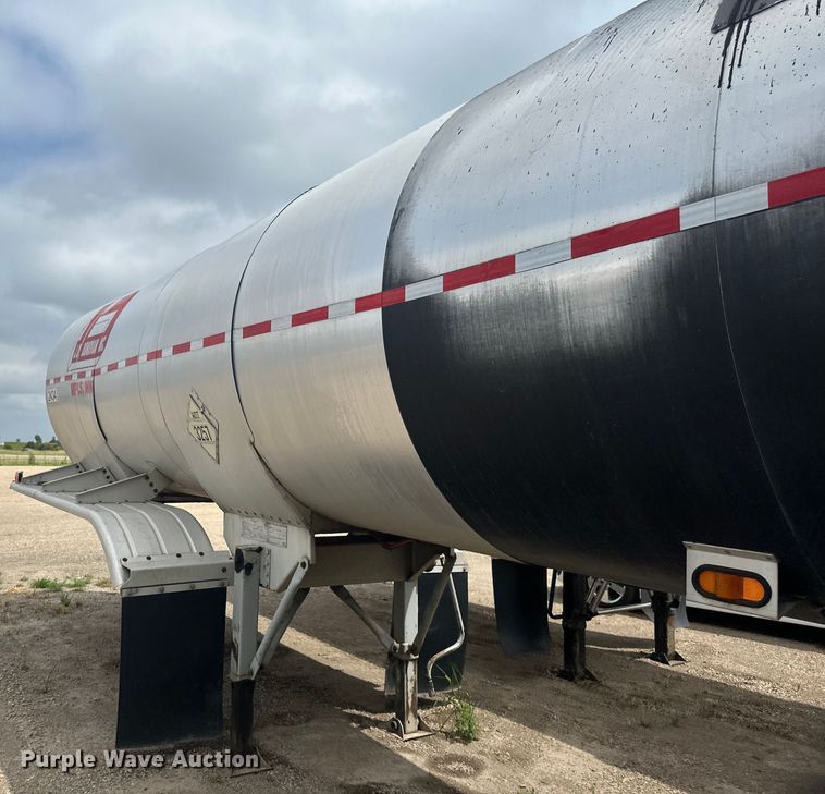 image for item EB2862 2002 Heil tank trailer