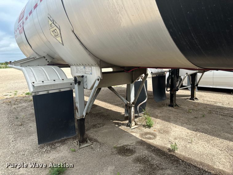 image for item EB2862 2002 Heil tank trailer