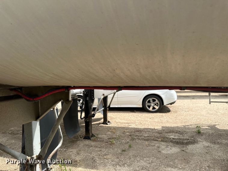 image for item EB2862 2002 Heil tank trailer