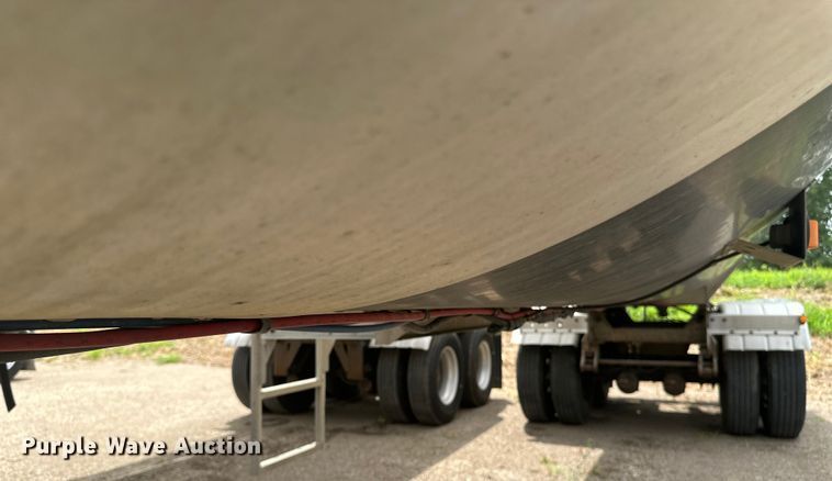 image for item EB2862 2002 Heil tank trailer