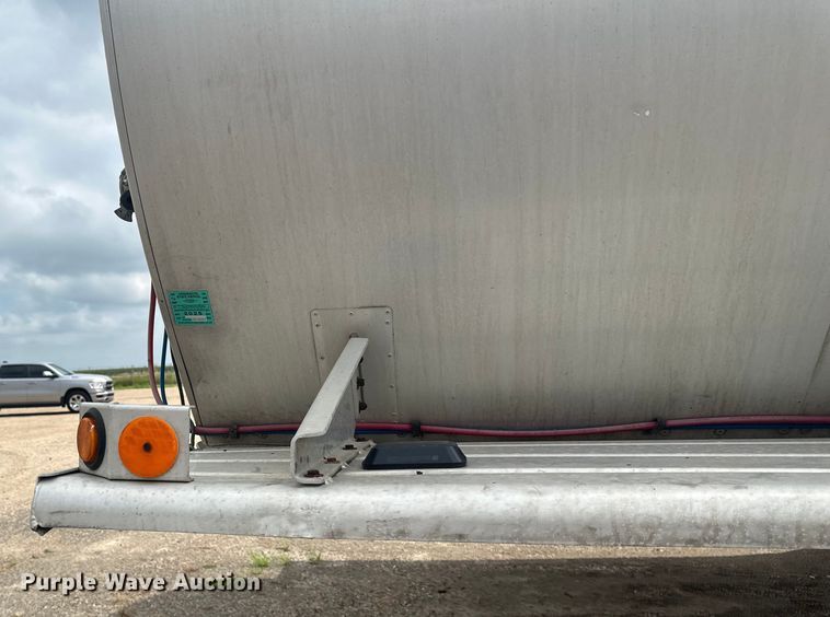 image for item EB2862 2002 Heil tank trailer