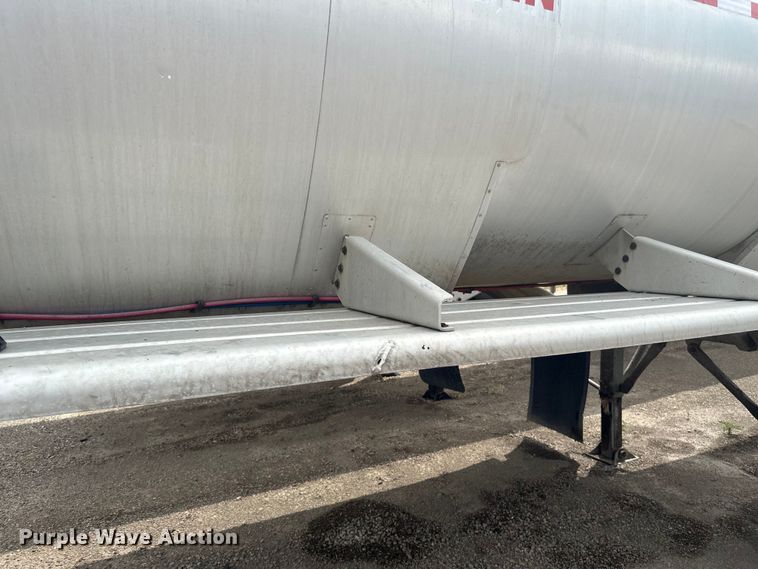 image for item EB2862 2002 Heil tank trailer