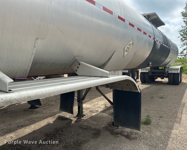 image for item EB2862 2002 Heil tank trailer