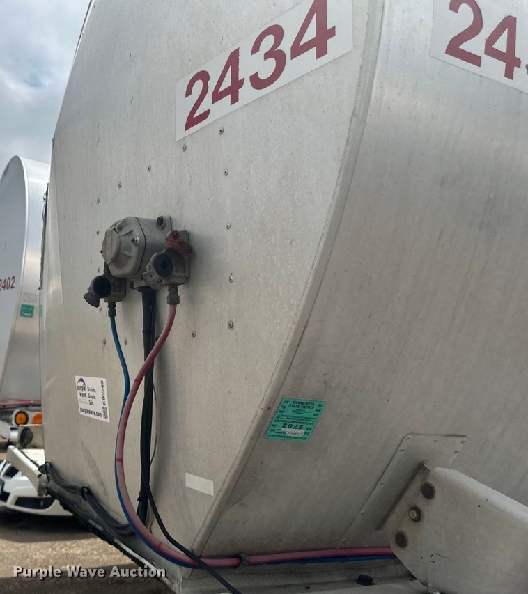 image for item EB2862 2002 Heil tank trailer