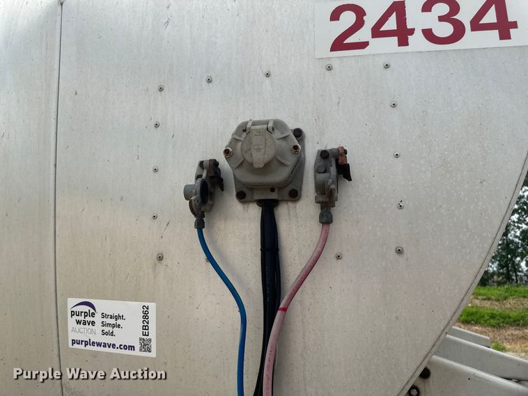 image for item EB2862 2002 Heil tank trailer