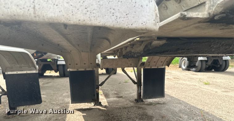 image for item EB2862 2002 Heil tank trailer