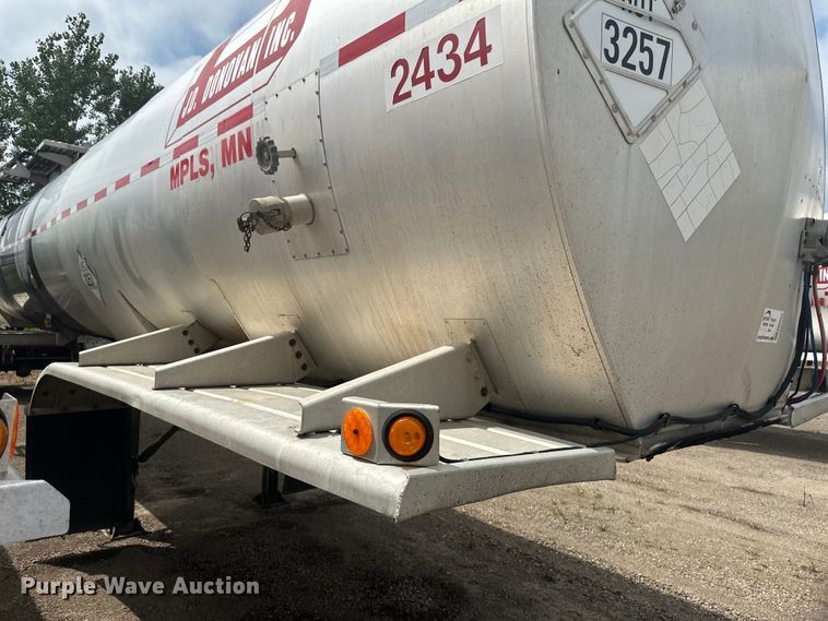 image for item EB2862 2002 Heil tank trailer