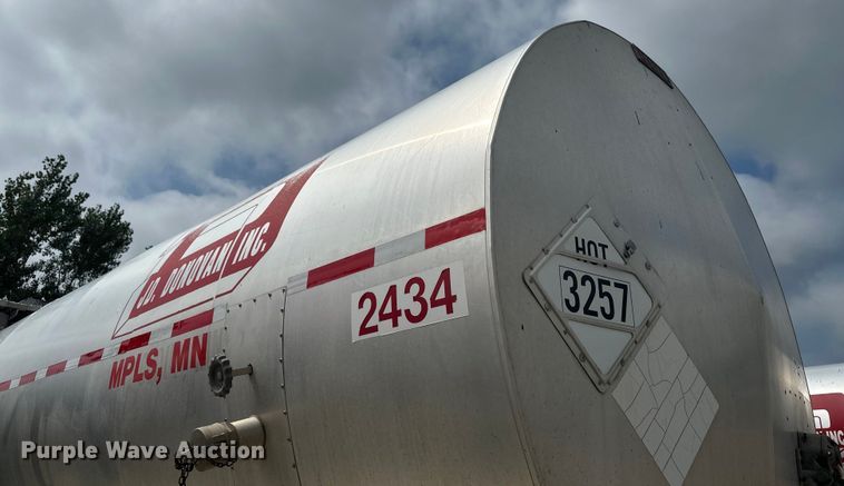 image for item EB2862 2002 Heil tank trailer