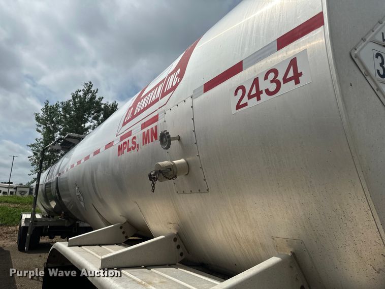 image for item EB2862 2002 Heil tank trailer