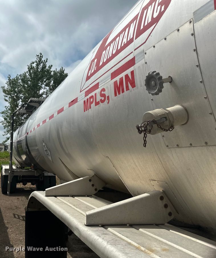 image for item EB2862 2002 Heil tank trailer