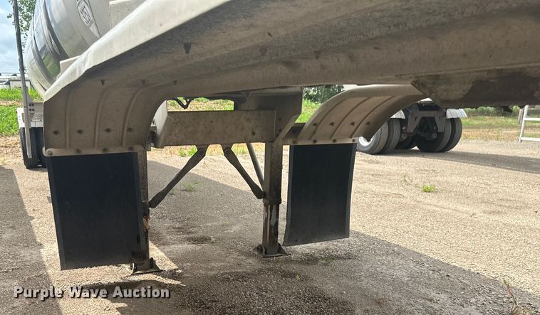 image for item EB2862 2002 Heil tank trailer