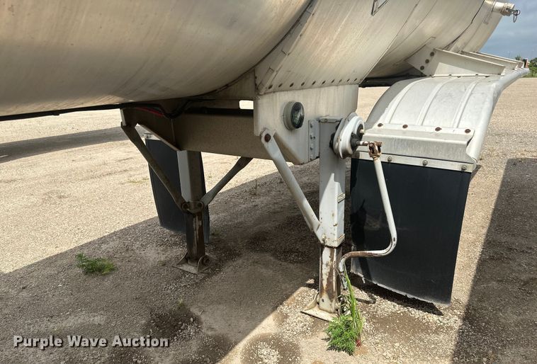 image for item EB2862 2002 Heil tank trailer