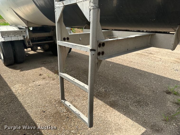 image for item EB2862 2002 Heil tank trailer