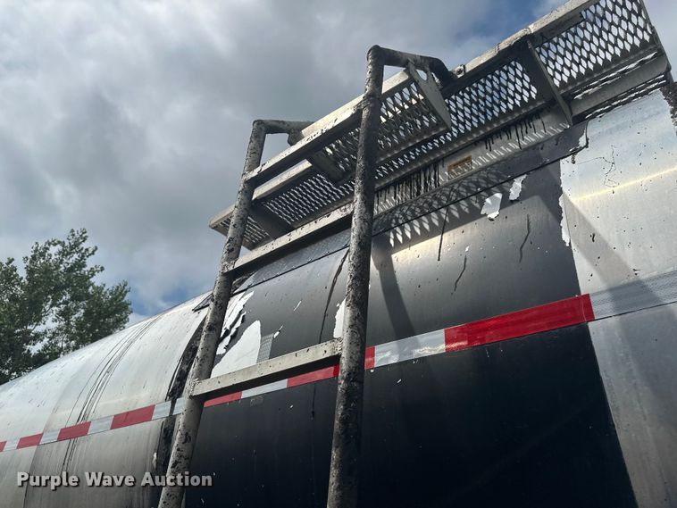 image for item EB2862 2002 Heil tank trailer