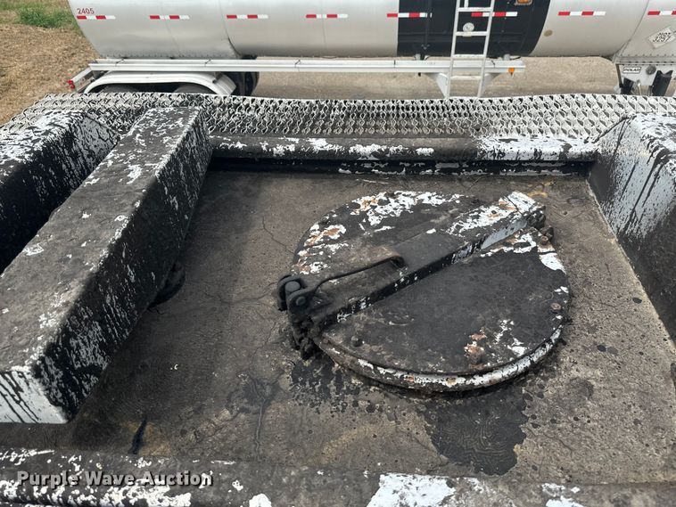 image for item EB2862 2002 Heil tank trailer