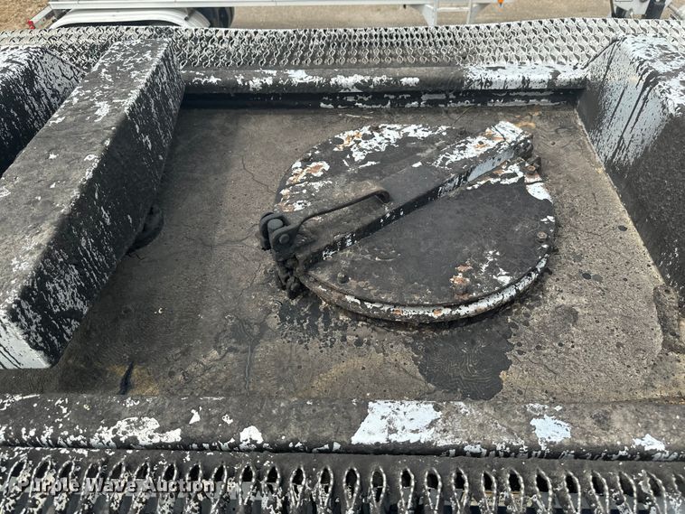 image for item EB2862 2002 Heil tank trailer