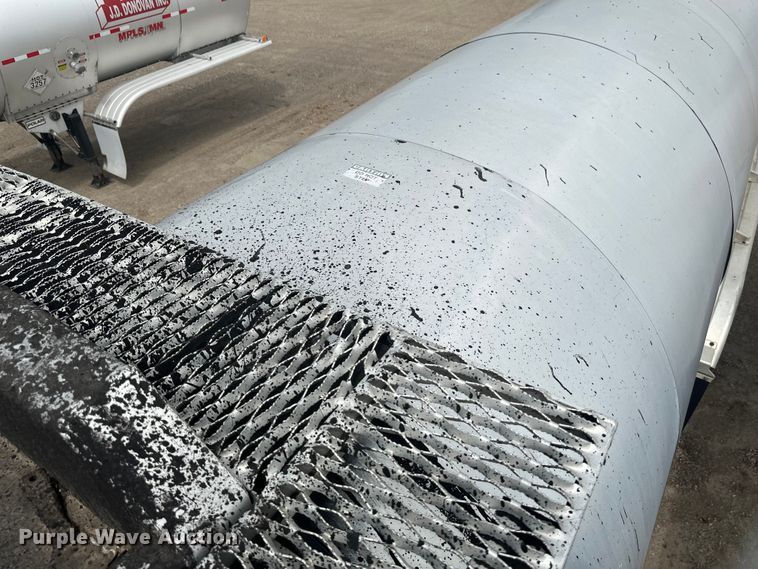 image for item EB2862 2002 Heil tank trailer