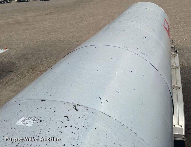 image for item EB2862 2002 Heil tank trailer