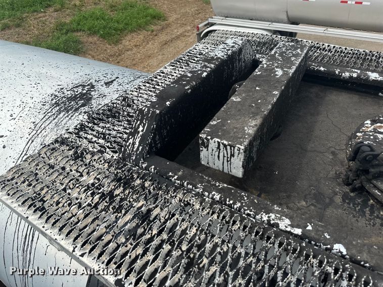 image for item EB2862 2002 Heil tank trailer