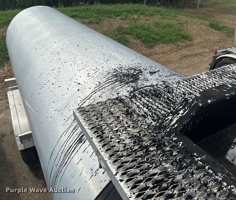 image for item EB2862 2002 Heil tank trailer