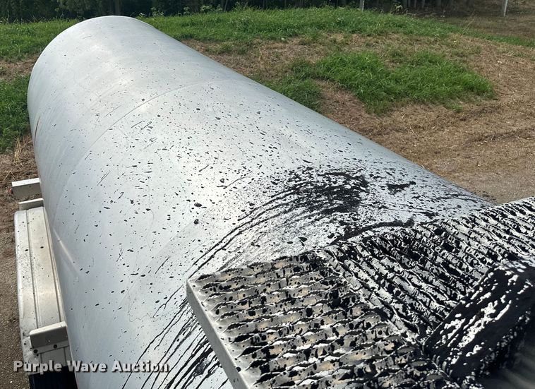 image for item EB2862 2002 Heil tank trailer