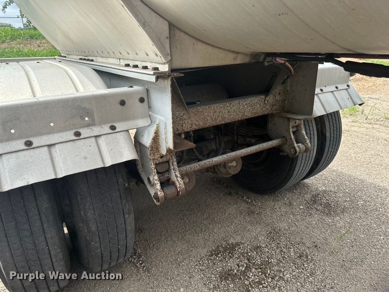 image for item EB2862 2002 Heil tank trailer