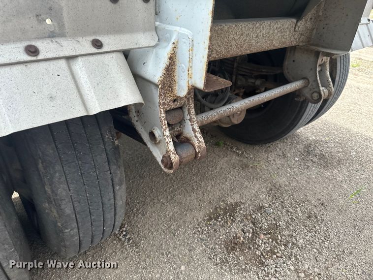 image for item EB2862 2002 Heil tank trailer