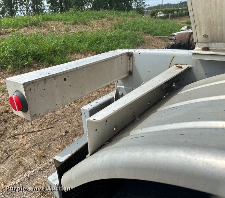 image for item EB2862 2002 Heil tank trailer