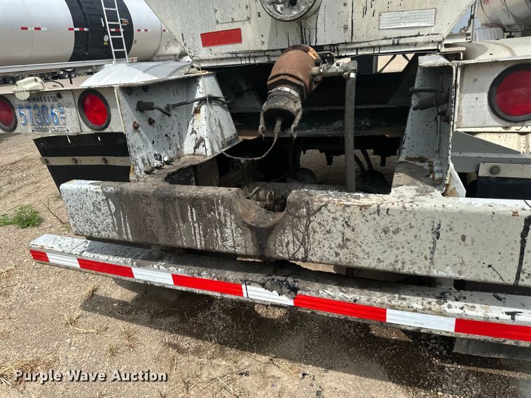 image for item EB2862 2002 Heil tank trailer