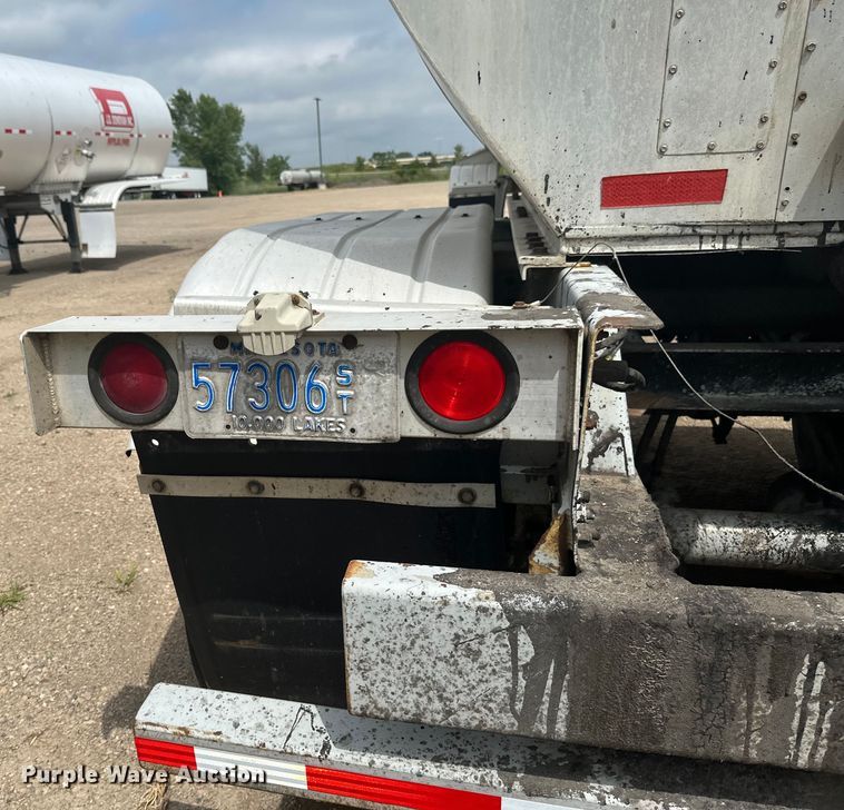 image for item EB2862 2002 Heil tank trailer