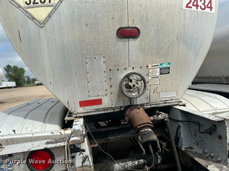 image for item EB2862 2002 Heil tank trailer