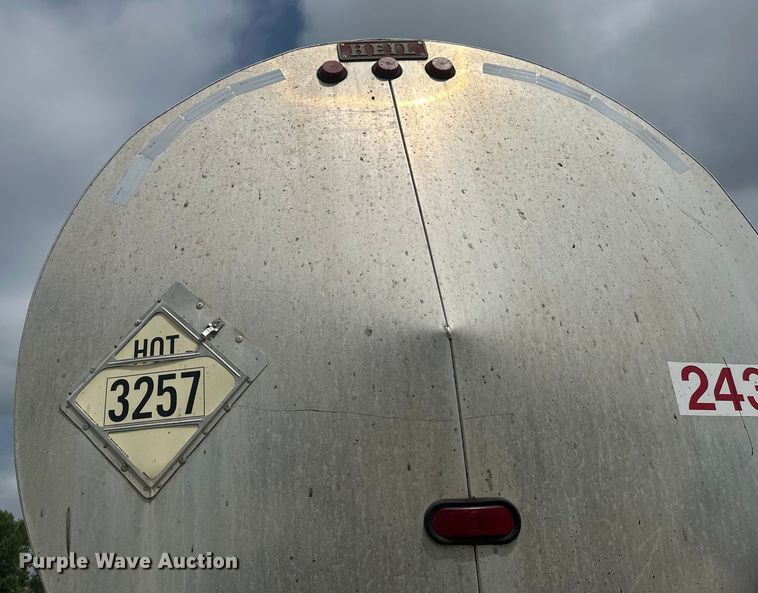 image for item EB2862 2002 Heil tank trailer