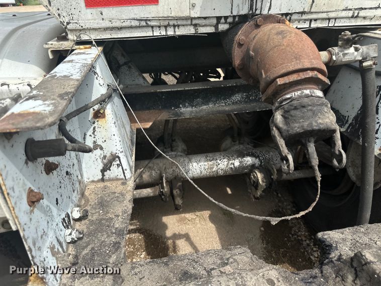 image for item EB2862 2002 Heil tank trailer