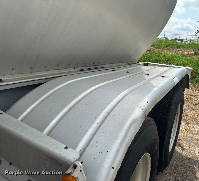 image for item EB2862 2002 Heil tank trailer