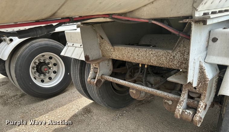 image for item EB2862 2002 Heil tank trailer