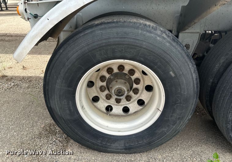 image for item EB2862 2002 Heil tank trailer