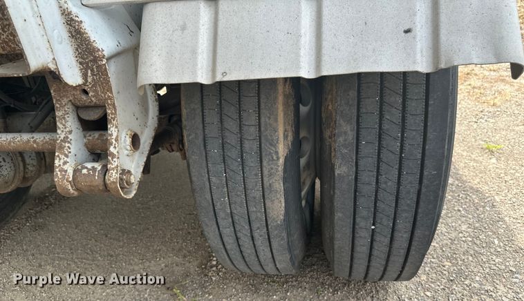 image for item EB2862 2002 Heil tank trailer