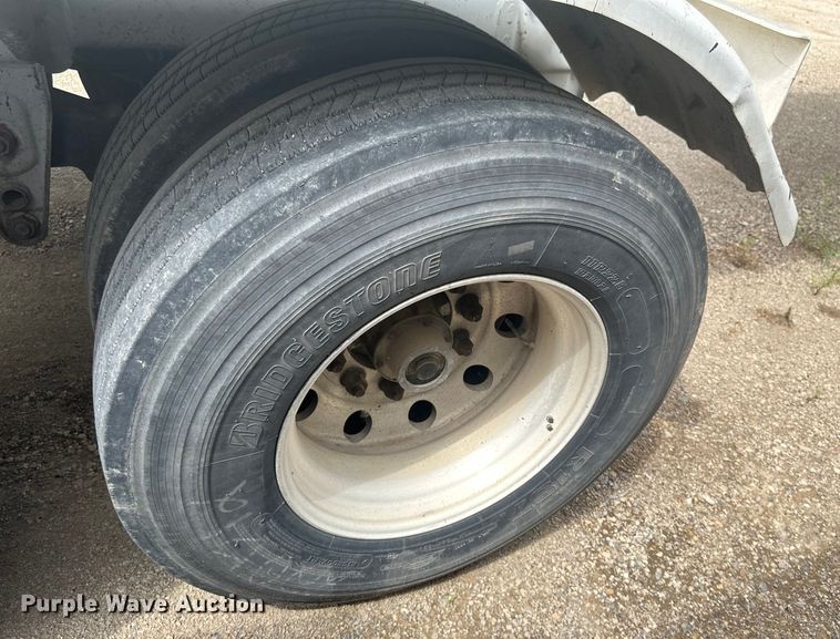 image for item EB2862 2002 Heil tank trailer