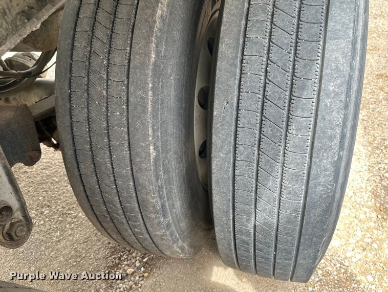 image for item EB2862 2002 Heil tank trailer