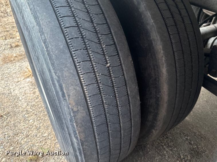 image for item EB2862 2002 Heil tank trailer