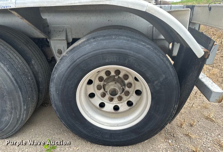 image for item EB2862 2002 Heil tank trailer