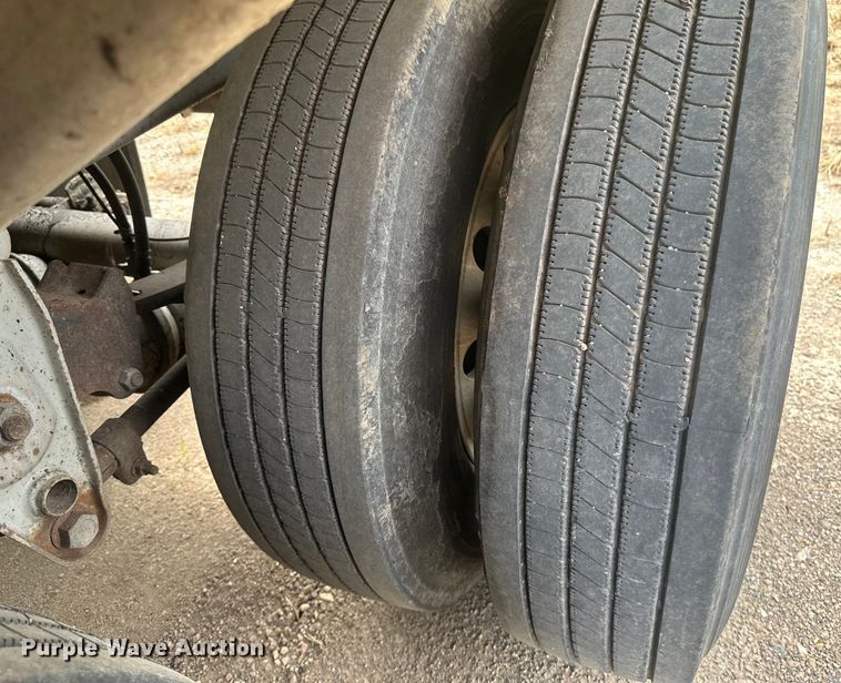 image for item EB2862 2002 Heil tank trailer